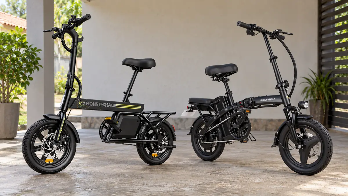 Honeywhale B20 vs S6-S: Qual Vale Mais a Pena em 2026? 2 Ilustração da Honeywhale B20 à esquerda e da S6-S à direita, lado a lado em uma garagem.